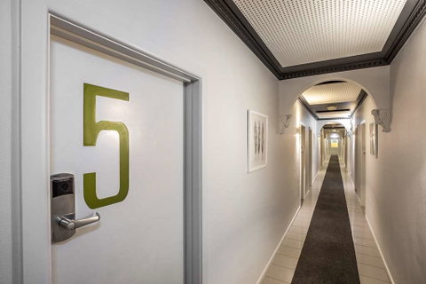 Skyways Hotel - Accommodation Redcliffe 1