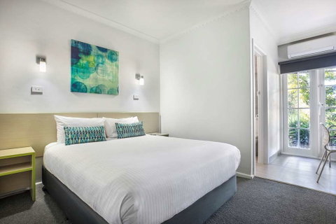 Skyways Hotel - Accommodation Redcliffe 2