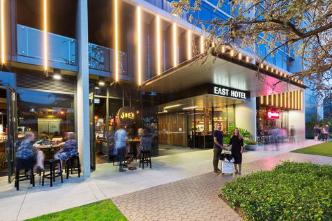 East Hotel - Accommodation Redcliffe 1