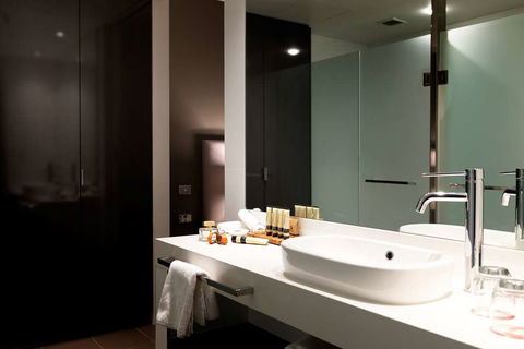 East Hotel - Accommodation Redcliffe 6
