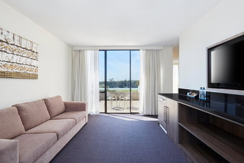 Holiday Inn Warwick Farm - Accommodation Redcliffe 11