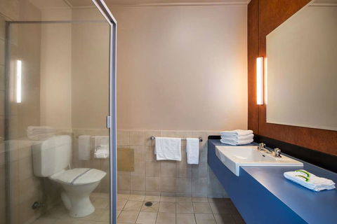 Burvale Hotel - Accommodation Redcliffe 2