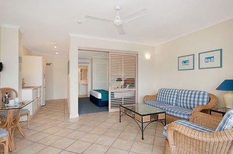 Macrossan House Boutique Holidays Apts - Accommodation Redcliffe 2