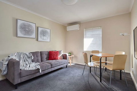 Elphin Villas - Accommodation Redcliffe 1