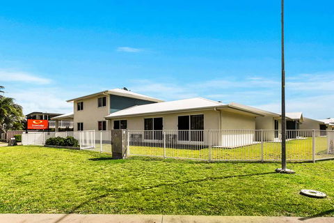 Econo Lodge Beachside - Accommodation Redcliffe 0