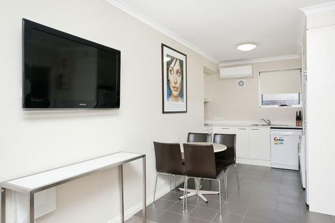 Forrest Hotel & Apartments - Accommodation Redcliffe 2