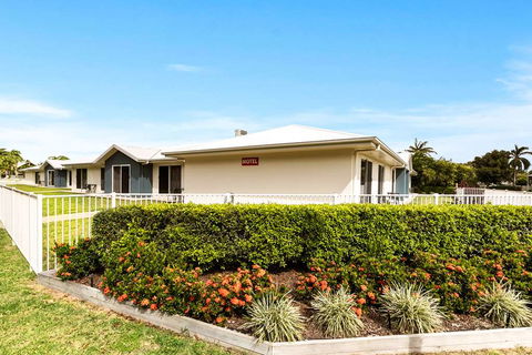 Econo Lodge Beachside - Accommodation Redcliffe 1