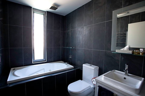 Crown on Darby - Accommodation Redcliffe 7