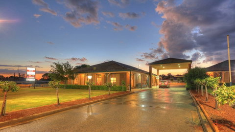 Bushmans Motor Inn - Accommodation Redcliffe 1