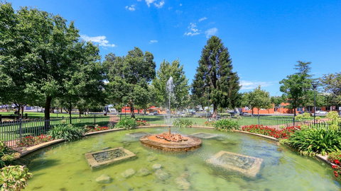 Bushmans Motor Inn - Accommodation Redcliffe 2