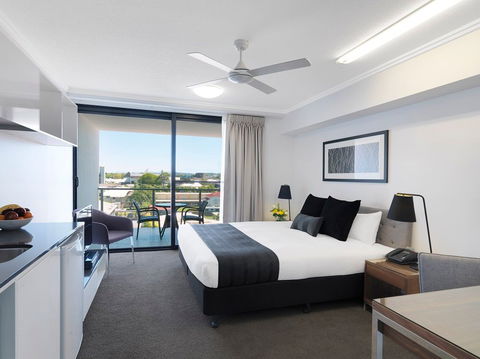Oaks Carlyle - Accommodation Redcliffe 2