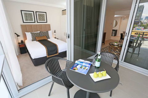 Alex Perry Hotel and Apartments - Accommodation Redcliffe 2