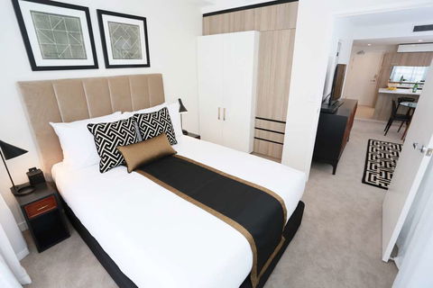 Alex Perry Hotel and Apartments - Accommodation Redcliffe 4