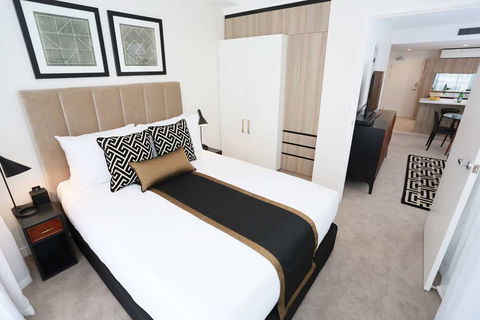 Alex Perry Hotel and Apartments - Accommodation Redcliffe 5