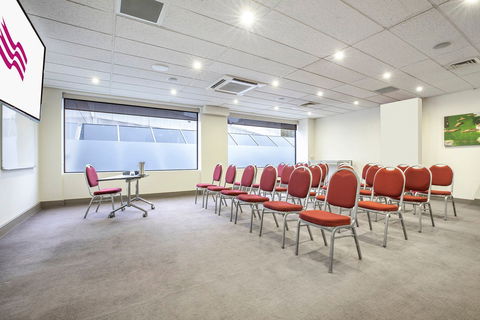Crowne Plaza Canberra - Accommodation Redcliffe 9