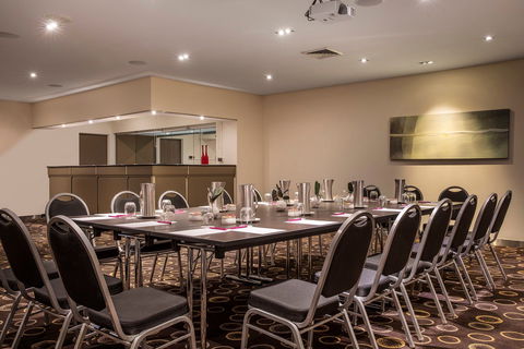 Crowne Plaza Canberra - Accommodation Redcliffe 10