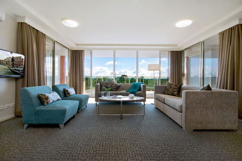 Pacific Suites Canberra - Accommodation Redcliffe 1