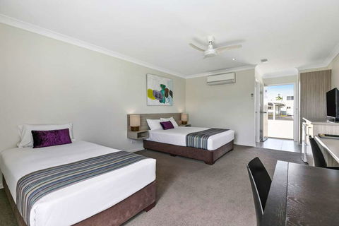 Econo Lodge Beachside - Accommodation Redcliffe 11