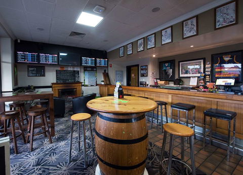 Nightcap Rose & Crown Hotel - Accommodation Redcliffe 2
