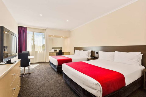 Quality Hotel Manor - Accommodation Redcliffe 2