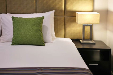 Best Western Plus Bolton On The Park - Accommodation Redcliffe 2