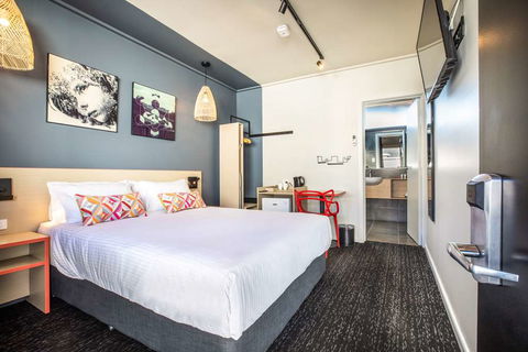 Monash Hotel - Accommodation Redcliffe 1