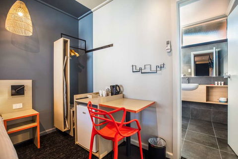 Monash Hotel - Accommodation Redcliffe 2