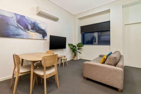 Terminus Apartment Hotel, Ascend Coll - Accommodation Redcliffe 2
