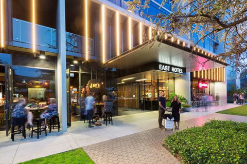 East Hotel - Accommodation Redcliffe 1