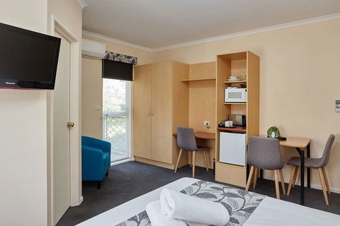 Elphin Villas - Accommodation Redcliffe 3