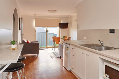 Elphin Villas - Accommodation Redcliffe 5
