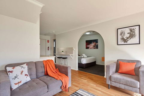 Elphin Villas - Accommodation Redcliffe 6