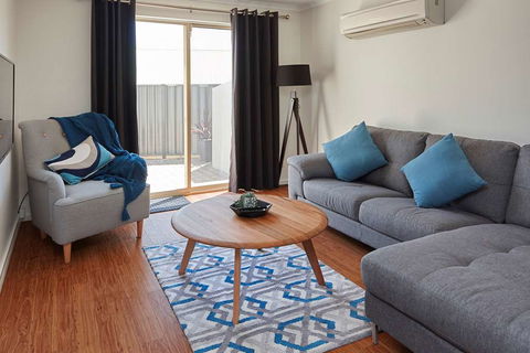 Elphin Villas - Accommodation Redcliffe 7