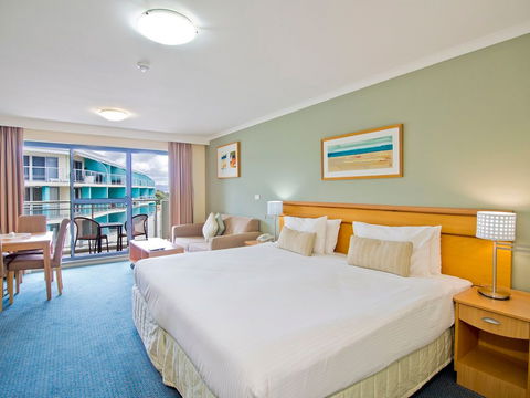Oaks Waterfront Resort - Accommodation Redcliffe 2