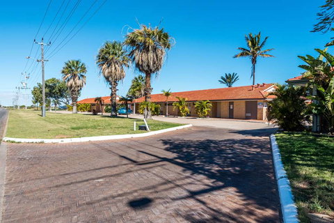 Hospitality Carnarvon, SureStay by BW - Accommodation Redcliffe 1