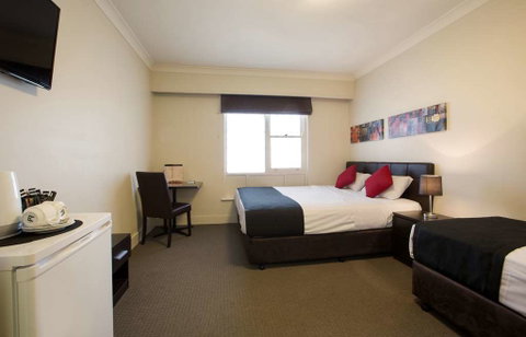 Enfield Hotel - Accommodation Redcliffe 2