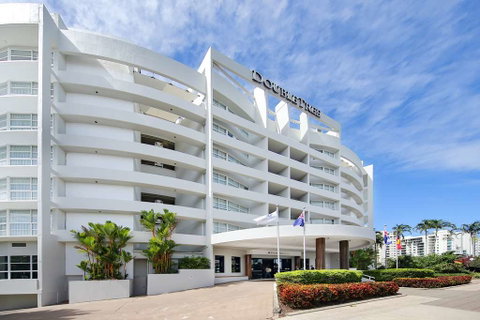 DoubleTree by Hilton Cairns - Accommodation Redcliffe 0