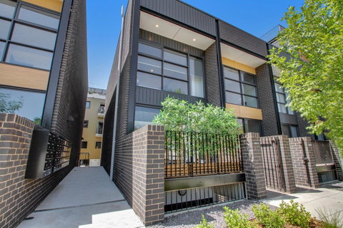 Accommodate Canberra - Parbery - Accommodation Redcliffe 4