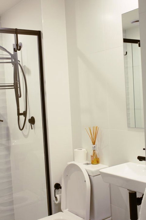 Stylish, Modern, Cute As A Button - Braddon CBD - Accommodation Redcliffe 6