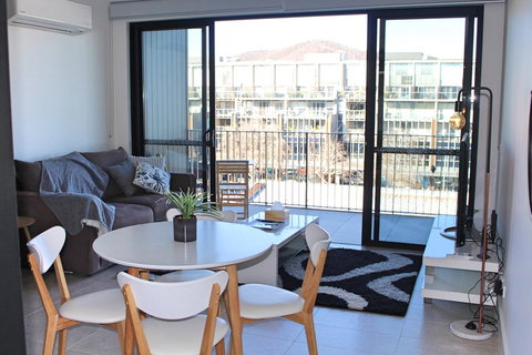 Stylish, Modern, Cute As A Button - Braddon CBD - Accommodation Redcliffe 5