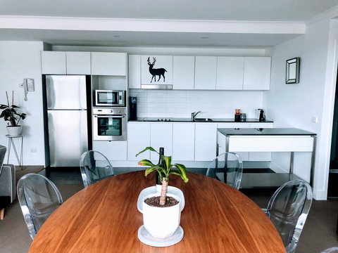 Staying Places - The Avenue - Accommodation Redcliffe 7