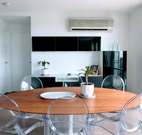 Staying Places - The Avenue - Accommodation Redcliffe