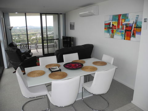 3BR Executive Apartment With Lake And Mountain Views - Accommodation Redcliffe 8