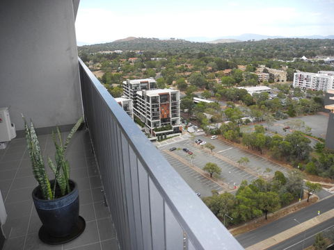 3BR Executive Apartment With Lake And Mountain Views - Accommodation Redcliffe 12