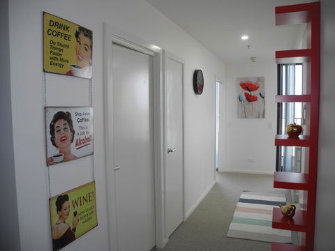 3BR Executive Apartment With Lake And Mountain Views - Accommodation Redcliffe 5