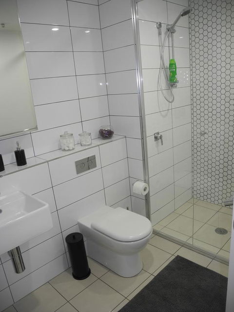 3BR Executive Apartment With Lake And Mountain Views - Accommodation Redcliffe 18