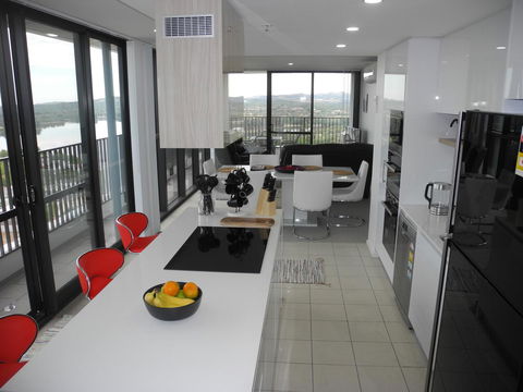 3BR Executive Apartment With Lake And Mountain Views - Accommodation Redcliffe 9