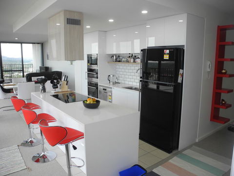 3BR Executive Apartment With Lake And Mountain Views - Accommodation Redcliffe 7