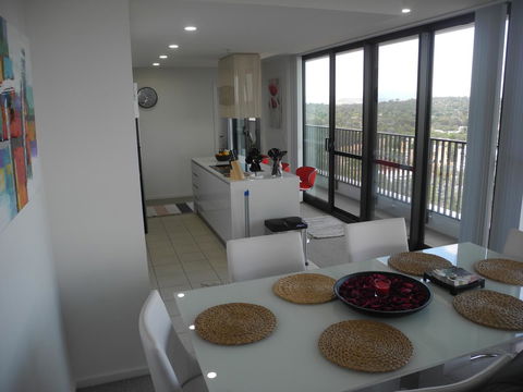 3BR Executive Apartment With Lake And Mountain Views - Accommodation Redcliffe 17