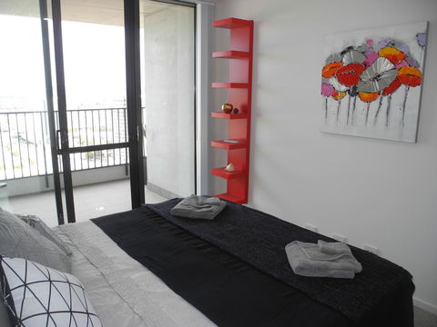 3BR Executive Apartment With Lake And Mountain Views - Accommodation Redcliffe 3